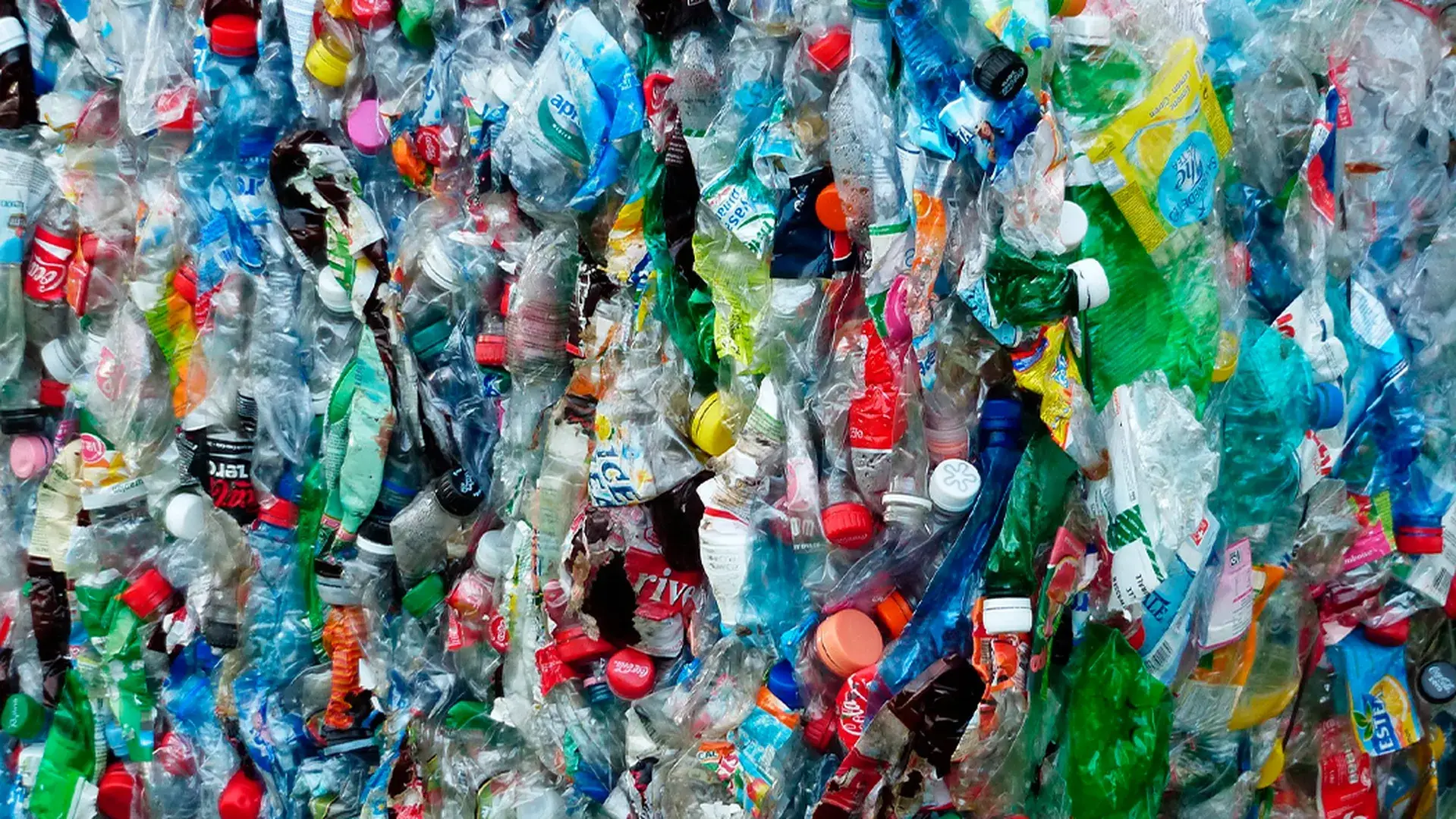 Nova técnica transforma plástico PET em material capaz de capturar CO₂